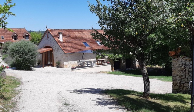 Au fil des Causses — « La Cazelle » 4-star gîte, 1-hectare park, 2 pools and spa in ORNIAC