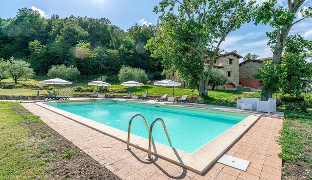 Authentic residence in the middle of nature with pool. in Camerino