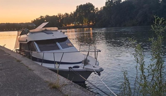 BATEAU à Quai in Avignon
