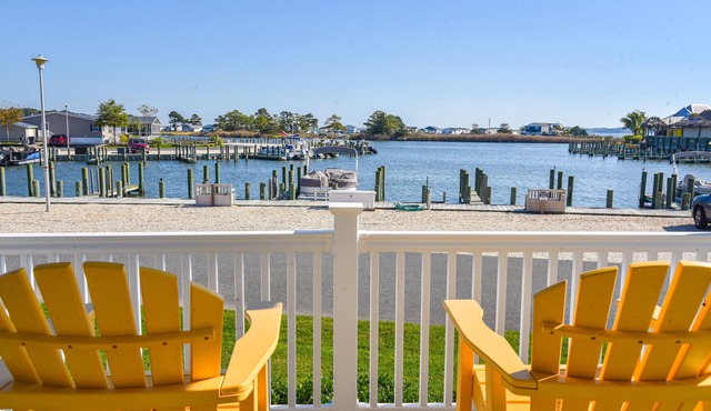 Beautiful waterfront views, pools, beach, pet friendly! in Long Neck