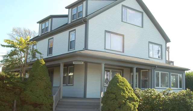 Best Beach Location On The Island-Families and mature adult groups welcome. in Middletown