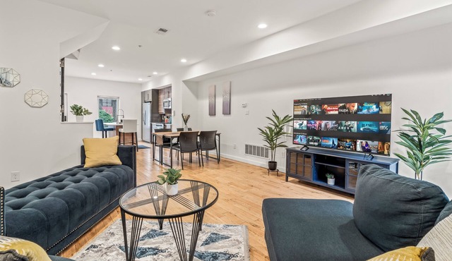 Beyond Spacious 4-bedroom house W/HotTub in Philadelphia