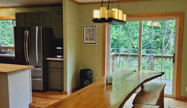 Big Sky Cabin! Hot Tub! Fire Pit! Pool Table! Private! Can hold Large Groups in Alto Pass
