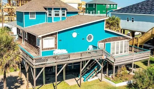 Blue Dolphin Retreat: Room to Roam, Steps to Shore in Freeport
