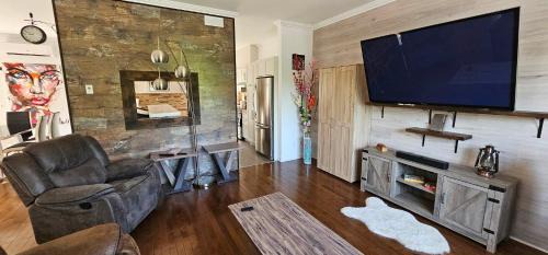 Blue Mountain Retreat & Hot Tub in Sainte Brigitte de Laval