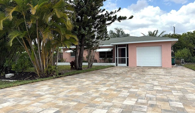 Bonita Shores Beach House Close to Doc's, Barefoot Beach, Naples +Dog-Friendly! in Bonita Springs