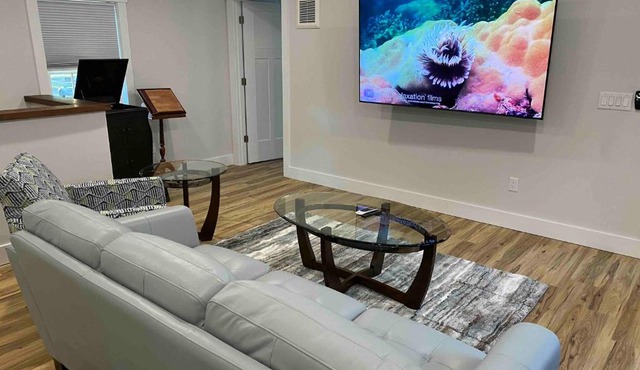 Bright Modern 2BR 2BA with Balcony - King bed-Fast Wi-Fi 75 inch OLED TV in Wilmington