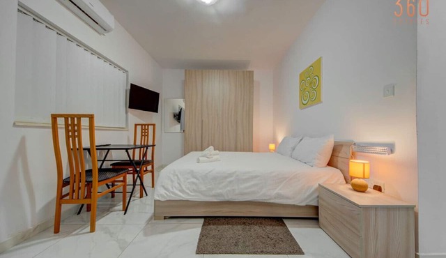 Bright Msida Studio · King Bed - Fast WiFi in Msida