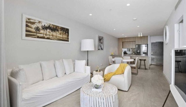 Broadbeach Elegant apartment with views! in Broadbeach