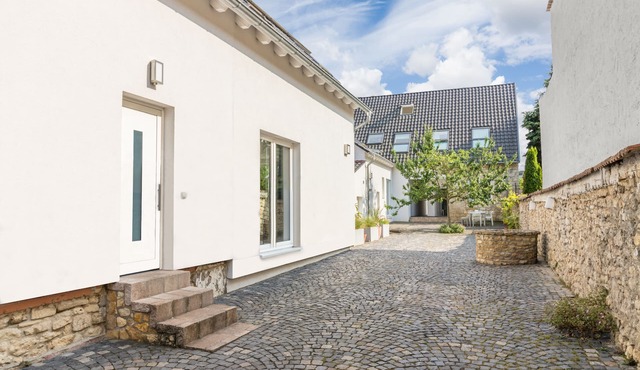 "Brunnenhaus": Stylish vacation home with Mediterranean courtyard and huge garden in MZ