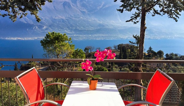 Bungalow for exclusive use with unobstructed lake view and shared use of the pool in Bazzanegga di Tremosine