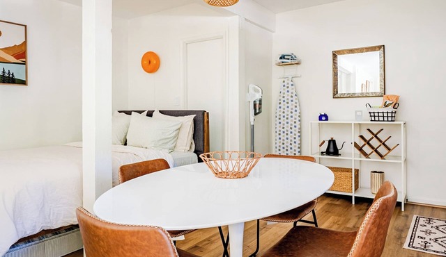 Canyon Guesthouse in Glendale