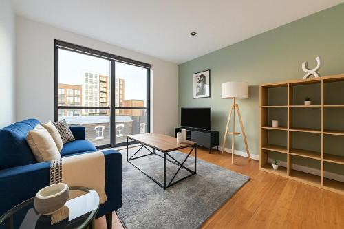 Central London 2BR Flat with Balcony in London