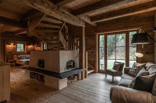 ChaletWK - Luxury old wood mountain chalet in a sunny secluded location with gym, sauna & whirlpool in Scheffau am Wilden Kaiser