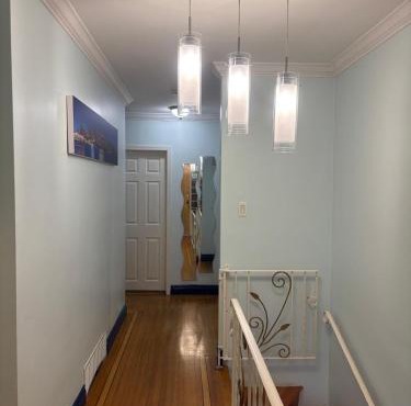 Charming Bright 3BR House - Upper Level Suite in Burnaby