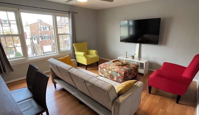 Chic 2Bd - 1Bath, Easy NYC 20 min Train Ride + Parking, in Harrison