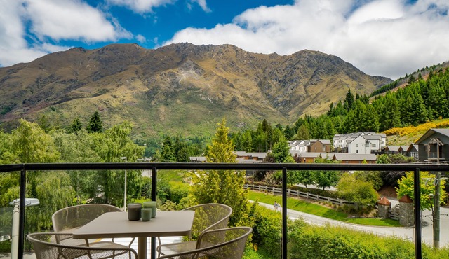 Chic Alpine Penthouse, Cosy with Fabulous Views in Arthurs Point