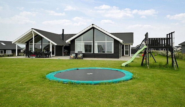 Chic pool and activity house with 5 bedrooms, 2 bathrooms, fireplace and WiFi in Bogense