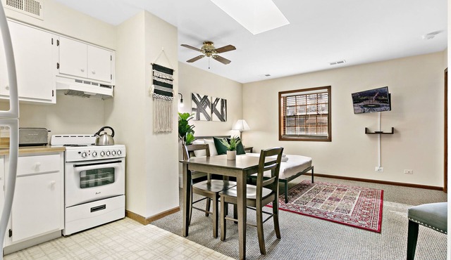 Chic Studio in Downtown Highland Park near Metra in Highland Park