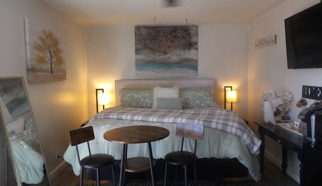Comfy King suite with Private access and yard & Near Sea World/Fiesta Texas in San Antonio