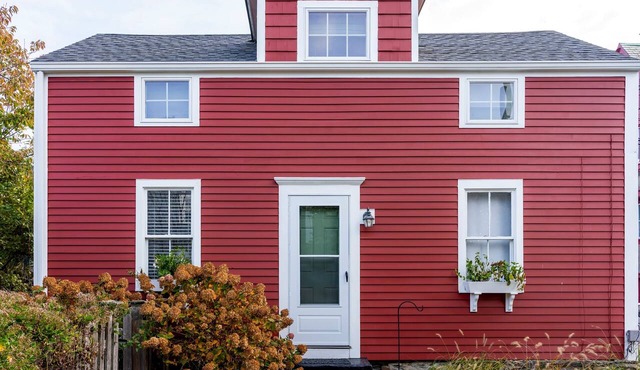 Conveniently located 3BR Home w/Outdoor Dining in Newport