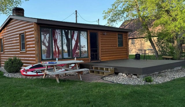 Cozy 2 Bedroom Lakeside Cabin on Lake Manuella in Darwin