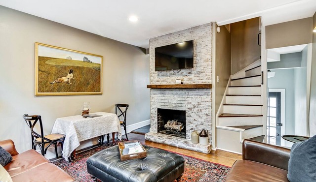 Cozy & Historic Gem: Free Parking+ Patio -Sleeps 6 in Philadelphia