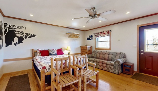 Dog-friendly, lakefront cabins with firepit, porches & pond - great for groups in Murphysboro