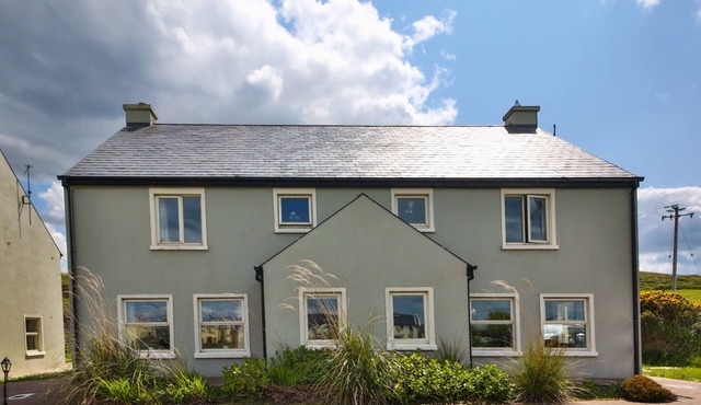 Doolin Village L06 - a two-story lodge that sleeps 6 guests in 3 bedrooms in Doolin