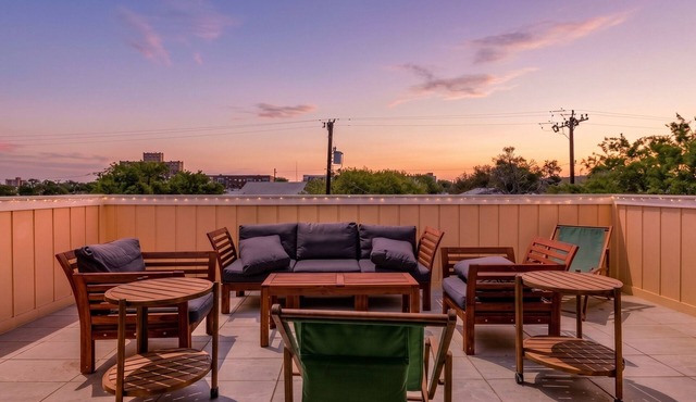 Downtown home with WiFi, central AC, furnished rooftop deck, and full kitchen in San Antonio
