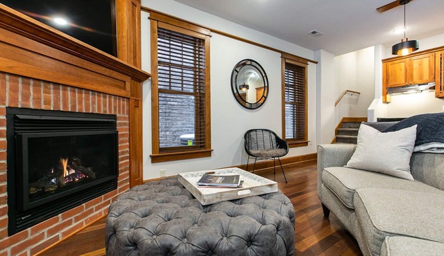 Drake House: The Loft (Private Hot Tub) in Dubuque