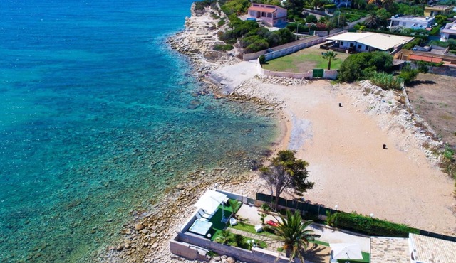 Exclusive Villa Afrodite on the sea with 4 beds and jacuzzi in Gallina