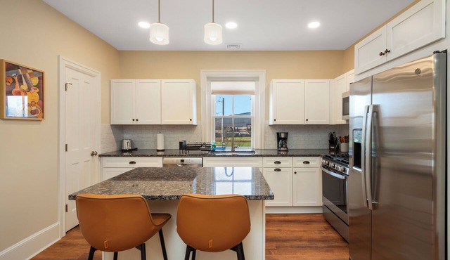 Fabulously Spacious 2-bedroom Apartment Near Brown & RISD + Free Parking in Providence