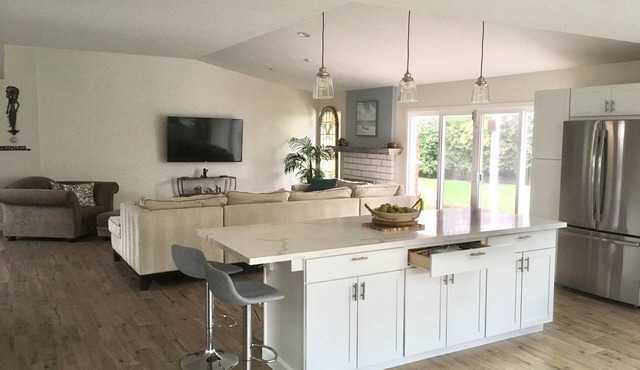 Family Friendly Home, open floor plan, private pool, yard, fire pit, 5" to beach in Carlsbad