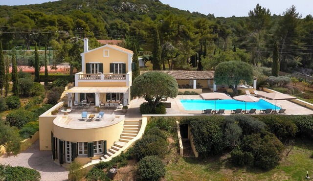 Felicia - Five Bedroom Villa, Sleeps 10 in Argostoli