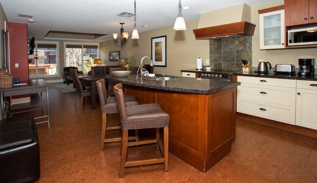 FIVE STAR RESORT AND SPA - PET FRIENDLY in Canmore