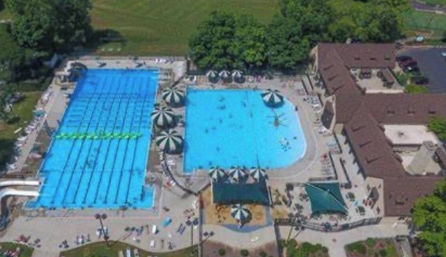 Fox Valley Farmhouse by the river - walk to town & pool in St. Charles