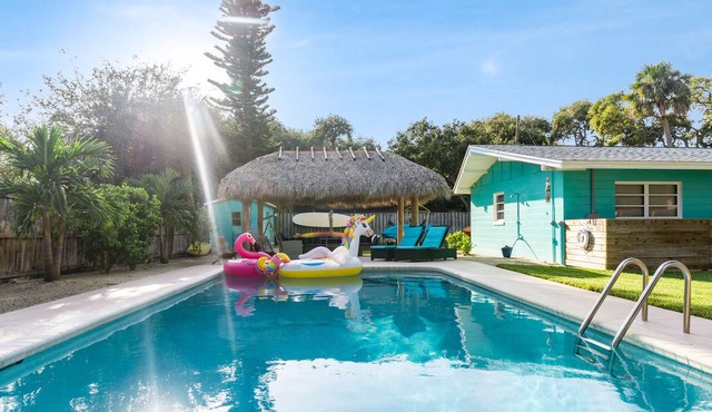 FreeHeatedLargePool~Walk2Beach~Games- FirePit~MiniGolf~2Kings~BeachGear~TikiHut in Cocoa Beach