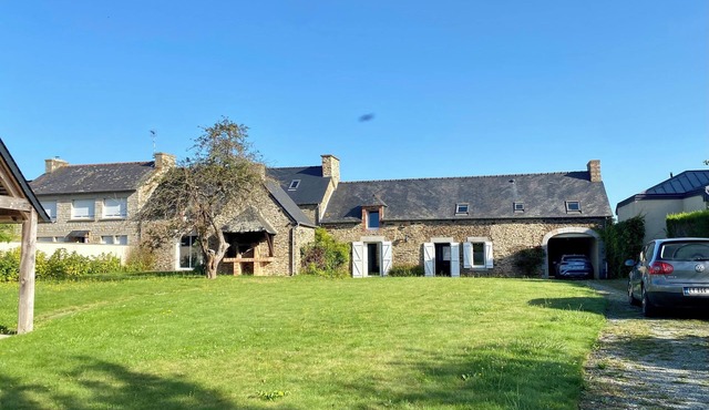 Gîte La Guyonnais, 250m2, Jardin Clos, 10mn Dinan in Pleslin-Trigavou
