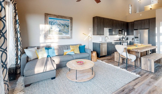 Gorgeous, modern house with patio, fireplace, private hot tub, & mountain views in Winter Park