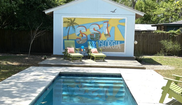 Great Location-Close to Everything. Perfect Fall/Winter Escape with Heated Pool! in St. Simons Island