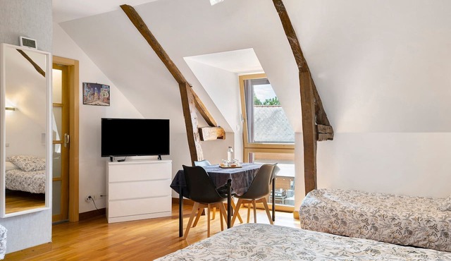Guest Room “Le clair de Lune” with Shared Terrace & Garden, Wi-Fi in Romillé