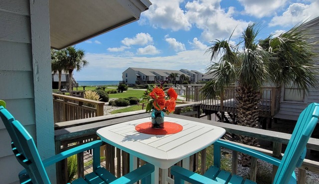 Gulf views, community pool, 60 seconds to the beach! in St. George Island
