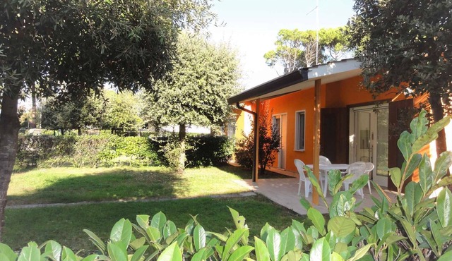Holiday flat near the sea with large enclosed garden in Bibione