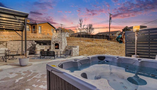 Hot Tub, Sauna, Outdoor Firepit, Pool Table, 6-Bed in Colorado Springs