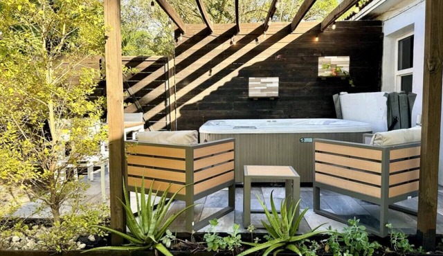 House with Hot Tub, 10 mins to the Beach in Miami