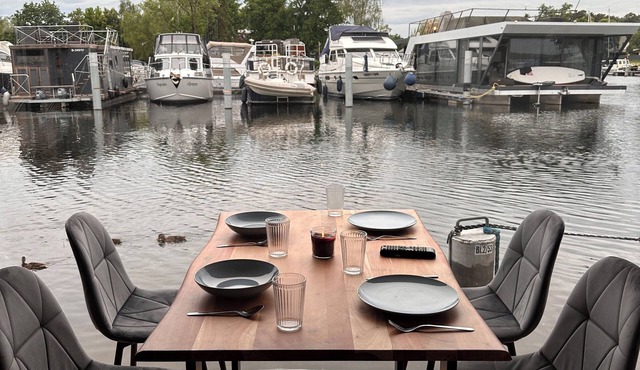 Houseboat with sauna & fireplace - pure relaxation on the water surrounded by nature in Berlin