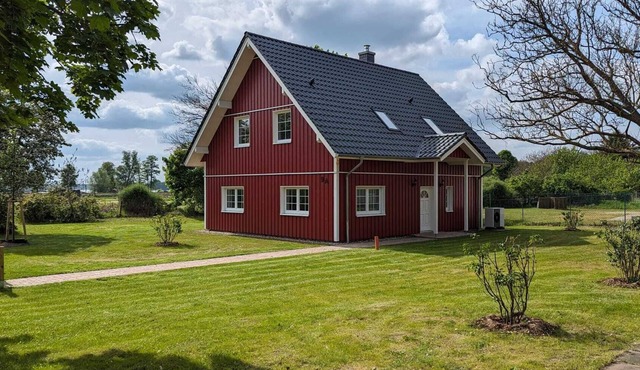 Idyllic Swedish-style vacation home with garden, close to the lake and a paddock in Lindow (Mark)