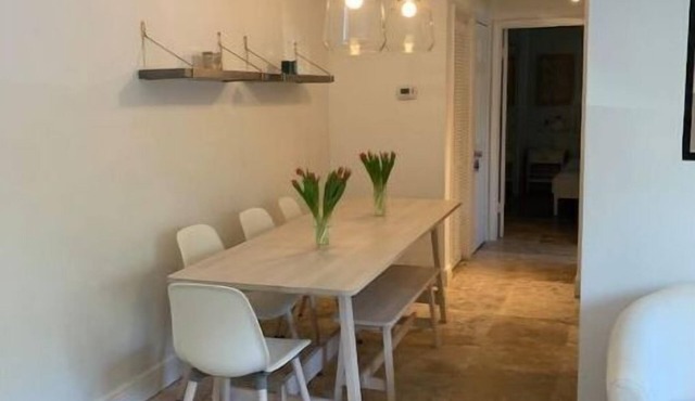 Key Biscayne 1 bedroom walk to Beach & town in Key Biscayne