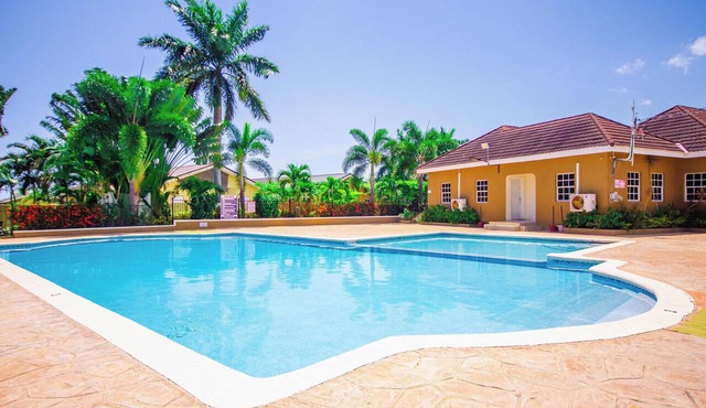 King Bed, Fully A/C, Pool, Gym, BBQ, Near beaches, Free Washer/Dryer in Ocho Rios